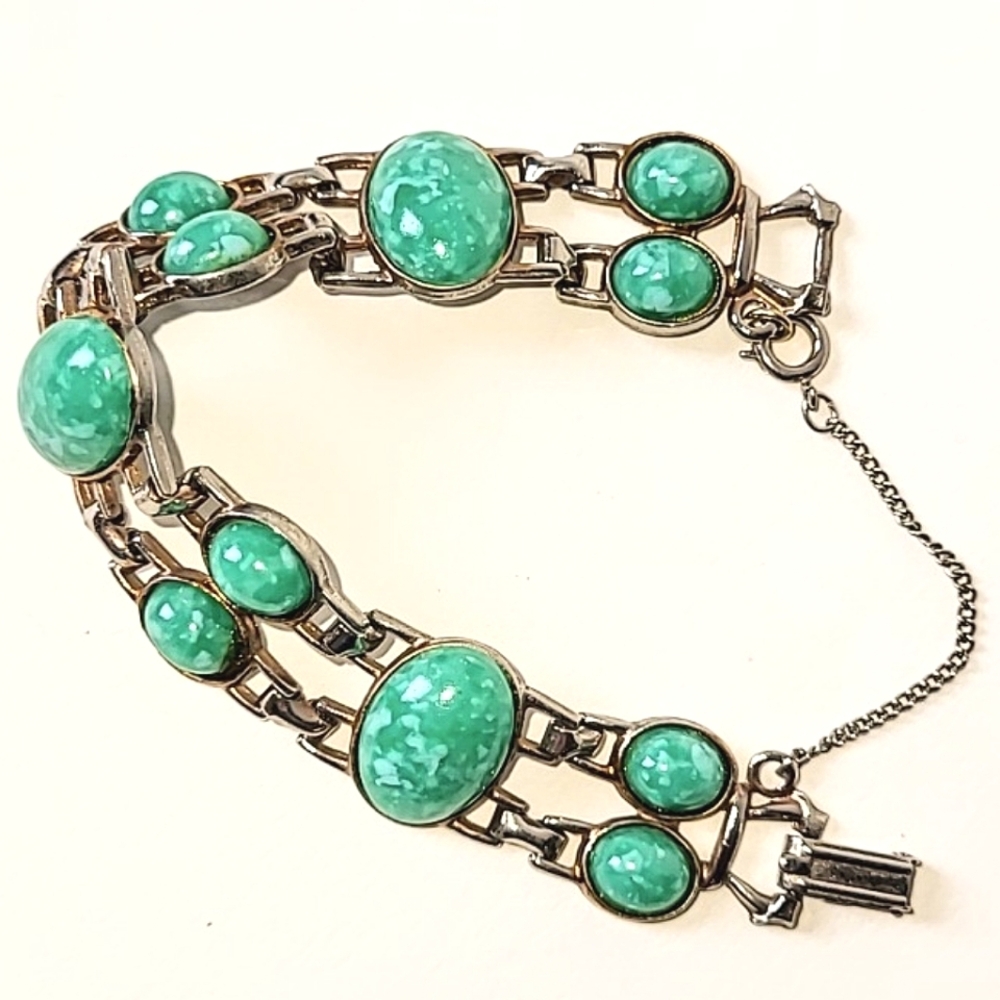 VINTAGE FAUX JADE GREEN CABOCHON BRACELET - 1960s FAUX PEKING GLASS